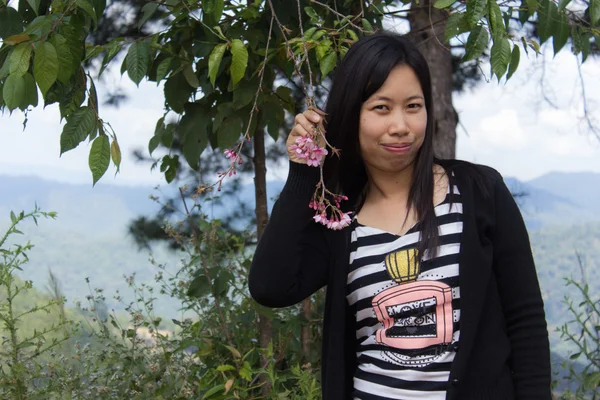 Indah Thailand wanita dengan Wild Himalayan Cherry, potret — Stok Foto