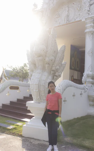 Mujer tailandesa con pagoda Sri Don Moon en Chiangmai Tailandia — Foto de Stock