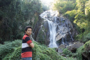 Tay adamla Mae Tia Waterfall, Obluang Milli Parkı Chiangmai