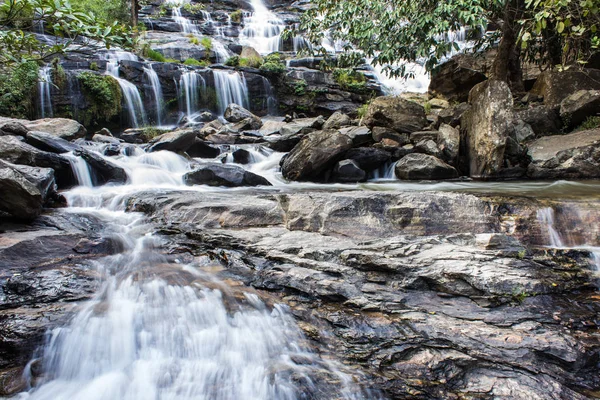 Cachoeira Mae Ya, parque nacional Doi Inthanon, Chiang Mai Tailândia — Fotografia de Stock