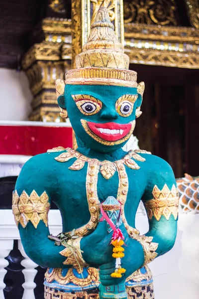 Estatua gigante tailandesa en templo — Foto de Stock