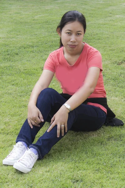 Тайська жінка на газоні — стокове фото