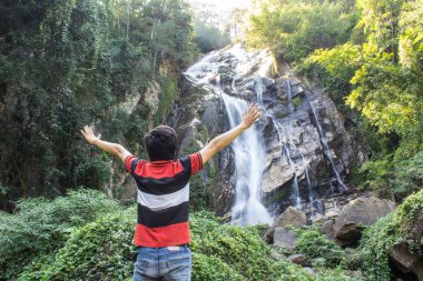 Tay adamla Mae Tia Waterfall, Obluang Milli Parkı Chiangmai