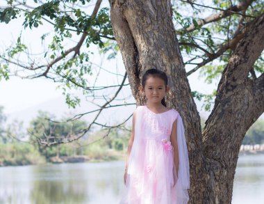 Ağaç lagoon yakınındaki küçük Asyalı kız