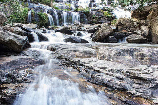 Cachoeira Mae Ya, parque nacional Doi Inthanon, Chiang Mai Tailândia — Fotografia de Stock