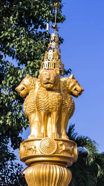 Pilares dourados de Ashoka em templo tailandês — Fotografia de Stock