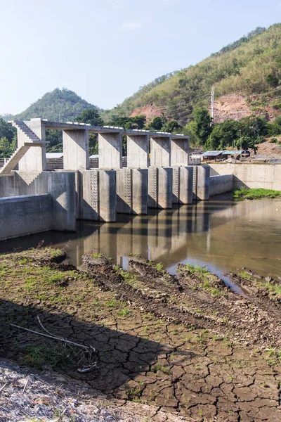 Piccola diga nel fiume, dighe in Asia — Foto Stock