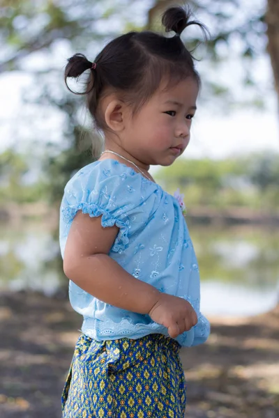 Μικρό ασιατικό κορίτσι με λιμνοθάλασσα — Φωτογραφία Αρχείου