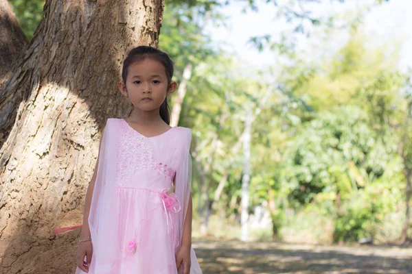 小的亚洲女孩与树 — 图库照片