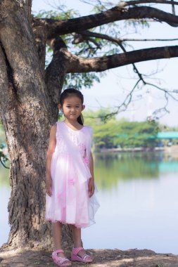 Ağaç lagoon yakınındaki küçük Asyalı kız