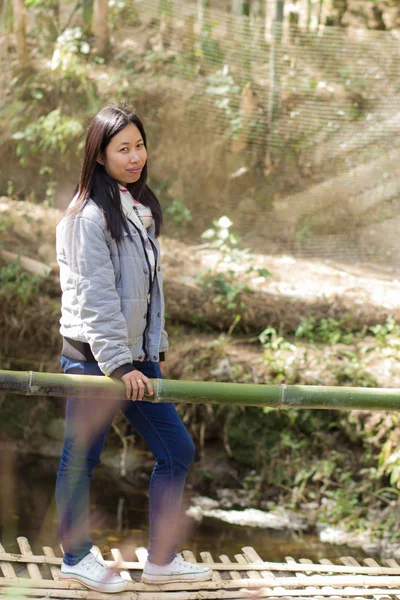 Retrato mujer tailandesa con puente de madera —  Fotos de Stock