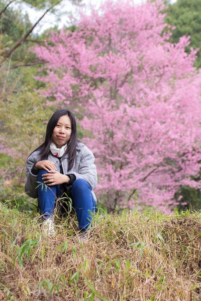 Vackra thailändska kvinna med vilda Himalayan Cherry, porträtt rimlight — Stockfoto