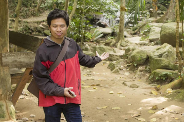 Tajski człowieka o mae kam pong wodospad — Zdjęcie stockowe