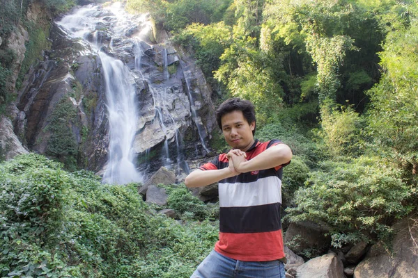 Thaise man met Mae Tia Waterfall, Obluang Nationaal Park, Chiangmai — Stockfoto