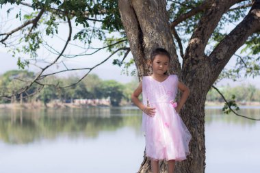 Ağaç lagoon yakınındaki küçük Asyalı kız