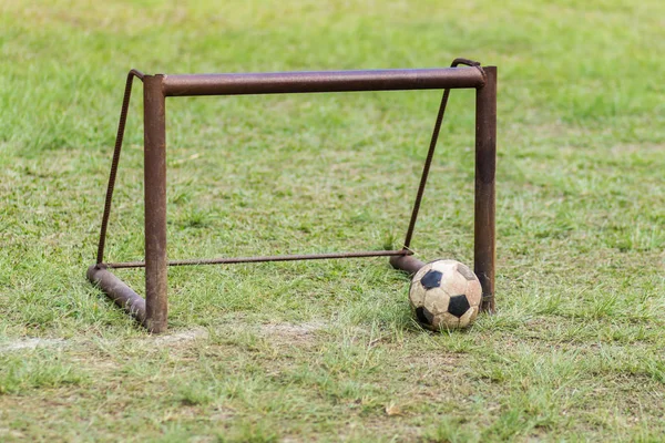 Futebol bola velha na grama — Fotografia de Stock