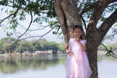 Ağaç lagoon yakınındaki küçük Asyalı kız