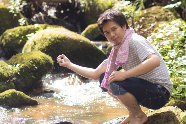 Retrato rimlight asia hombre en catarata río — Foto de Stock