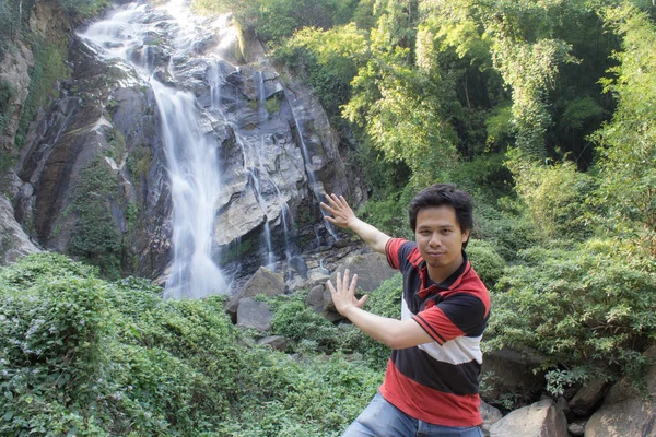 Thai man with Mae Tia Waterfall, Obluang National Park, Chiangmai — Stock Photo, Image