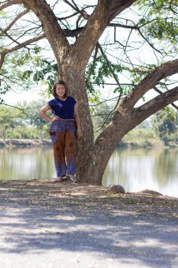 Ağaç ve lagün olan güzel Asya kadın