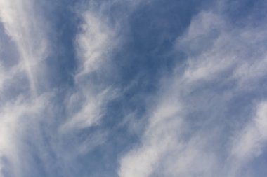 küçük bulutlar ile mavi gökyüzü