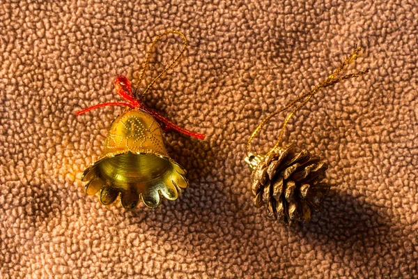 Bodegón campana con tambor de juguete de plástico en la tela de Navidad — Foto de Stock