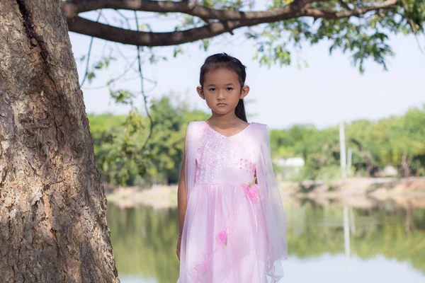 Ağaç lagoon yakınındaki küçük Asyalı kız
