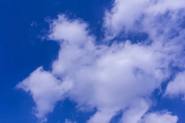 Nuvole con trama cielo blu e sfondo — Foto Stock