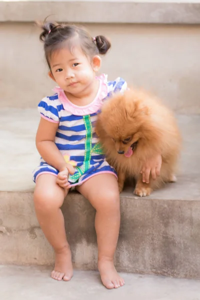 Tailandês menina com pomeranian — Fotografia de Stock