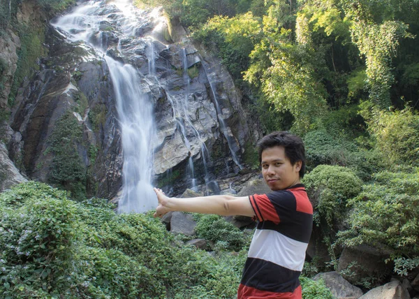 Thailändska mannen med Mae Tia Waterfall, Obluang nationalpark, Chiangmai — Stockfoto
