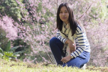 Vahşi Himalaya kiraz, portre rimlight ile güzel Taylandlı kadın