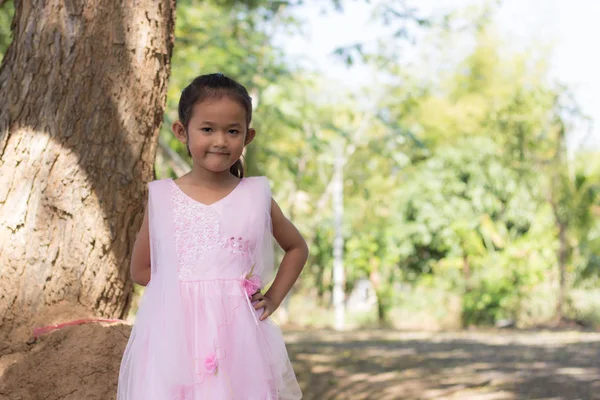 Ağaç lagoon yakınındaki küçük Asyalı kız — Stok fotoğraf