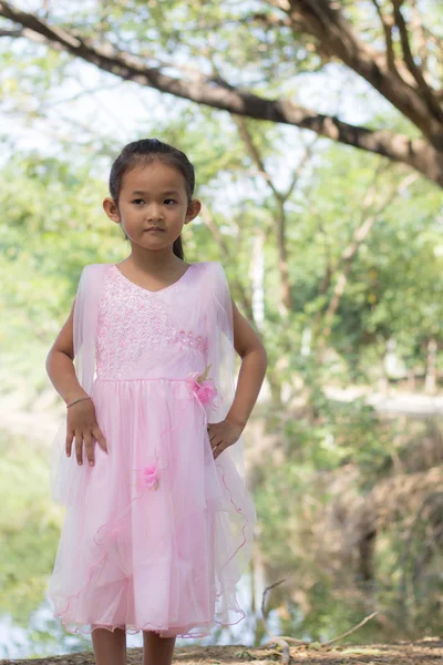 树在礁湖附近的小亚洲女孩 — 图库照片