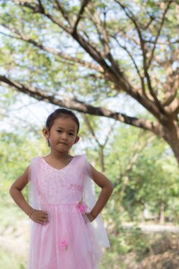 Ağaç lagoon yakınındaki küçük Asyalı kız