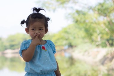 Lagün ile küçük Asyalı kız