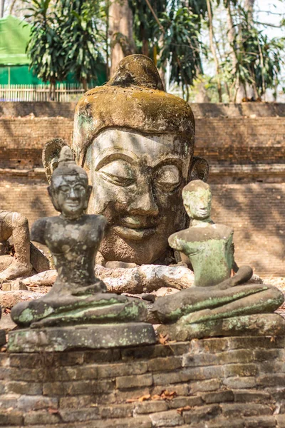 Wat Umong, Chiang Mai Tayland eski Buda heykeli — Stok fotoğraf