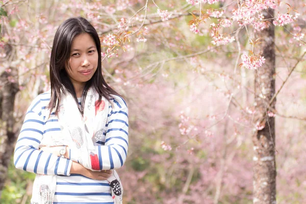 野生のヒマラヤ桜の美しいタイの女性の肖像画 — ストック写真