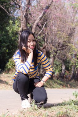 Güzel Taylandlı kadın ile yabani Himalaya kiraz, portre 