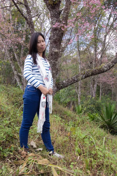Hermosa mujer tailandesa con cereza salvaje del Himalaya, retrato —  Fotos de Stock