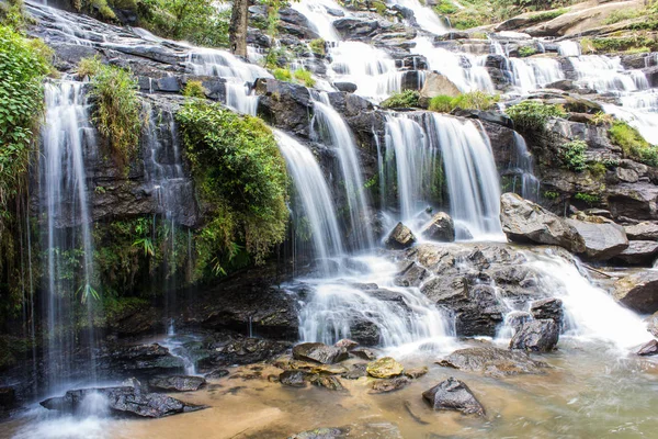 Cachoeira Mae Ya, parque nacional Doi Inthanon, Chiang Mai Tailândia — Fotografia de Stock