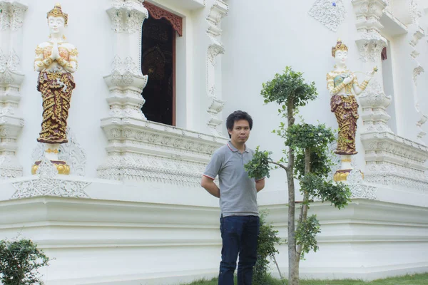 Thaise man op Thaise tempel — Stockfoto