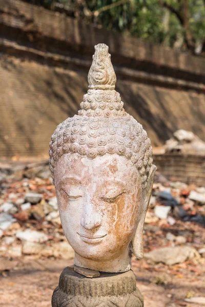Stará socha hlavy Buddhy v Wat Umong, Chiang Mai, Thajsko — Stock fotografie