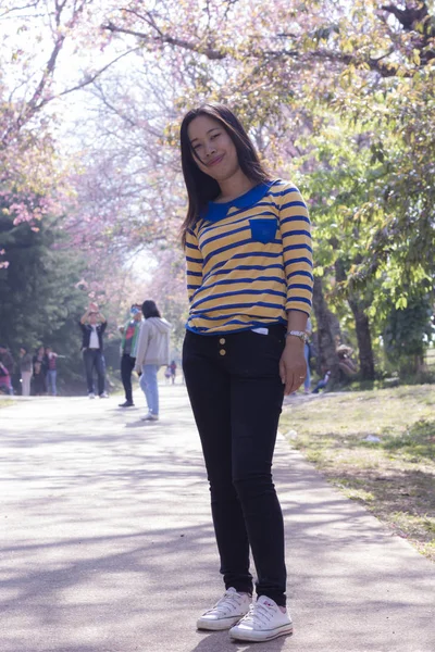 Mooie Thaise vrouw met zoete kers van de Himalaya, portret — Stockfoto