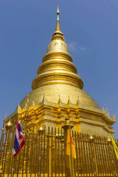 Wat Phra som Hariphunchai, pagoden i Lamphun Thailand — Stockfoto