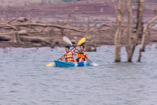 Asia mensen peddelend in Maengad dam, Chiangmai, Thailand — Stockfoto