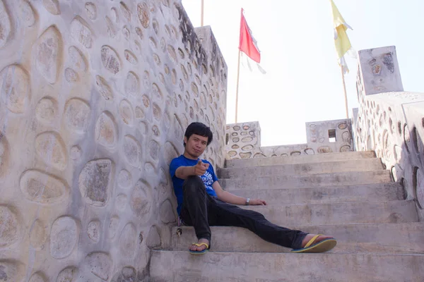 Asia hombre con gran pared de China modelo en Santichon pueblo Chiangmai — Foto de Stock