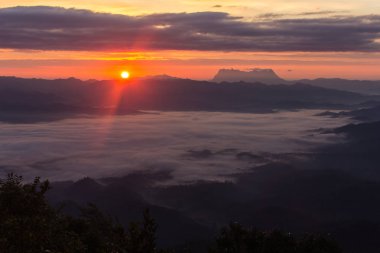 Deniz, sis ile Doi Luang Chiang Dao, görünümü Form Doi baraj Wiang haeng