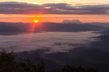 Deniz, sis ile Doi Luang Chiang Dao, görünümü Form Doi baraj Wiang haeng
