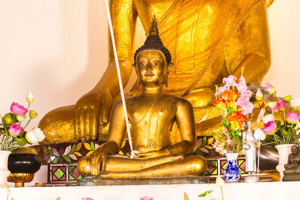 Oude Boeddhabeeld in wat nam hu, Pai Mae hong son-Thailand — Stockfoto