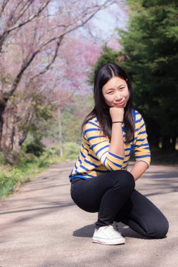 Güzel Taylandlı kadın ile yabani Himalaya kiraz, portre 